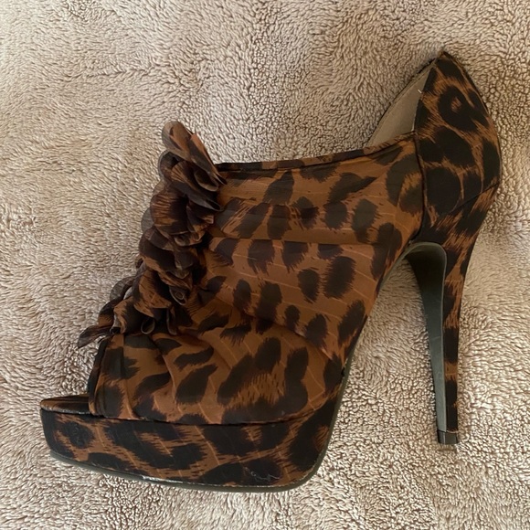Chinese Laundry Gorgeous, Open-toe Cheetah Print Heels - Picture 5 of 8